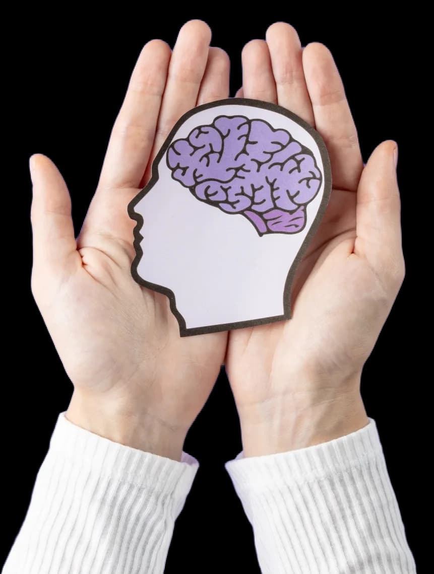 Profesional de la salud sosteniendo la silueta de una cabeza con un cerebro